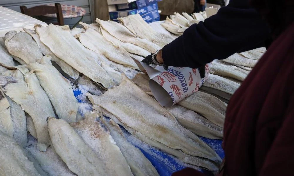 Χαμός στην ψαραγορά για τον παραδοσιακό μπακαλιάρο: Πόσο κοστίζει φέτος